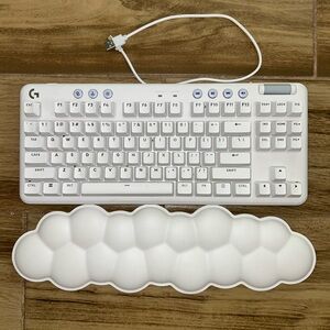 White Logitech Wireless Light Up Keyboard!